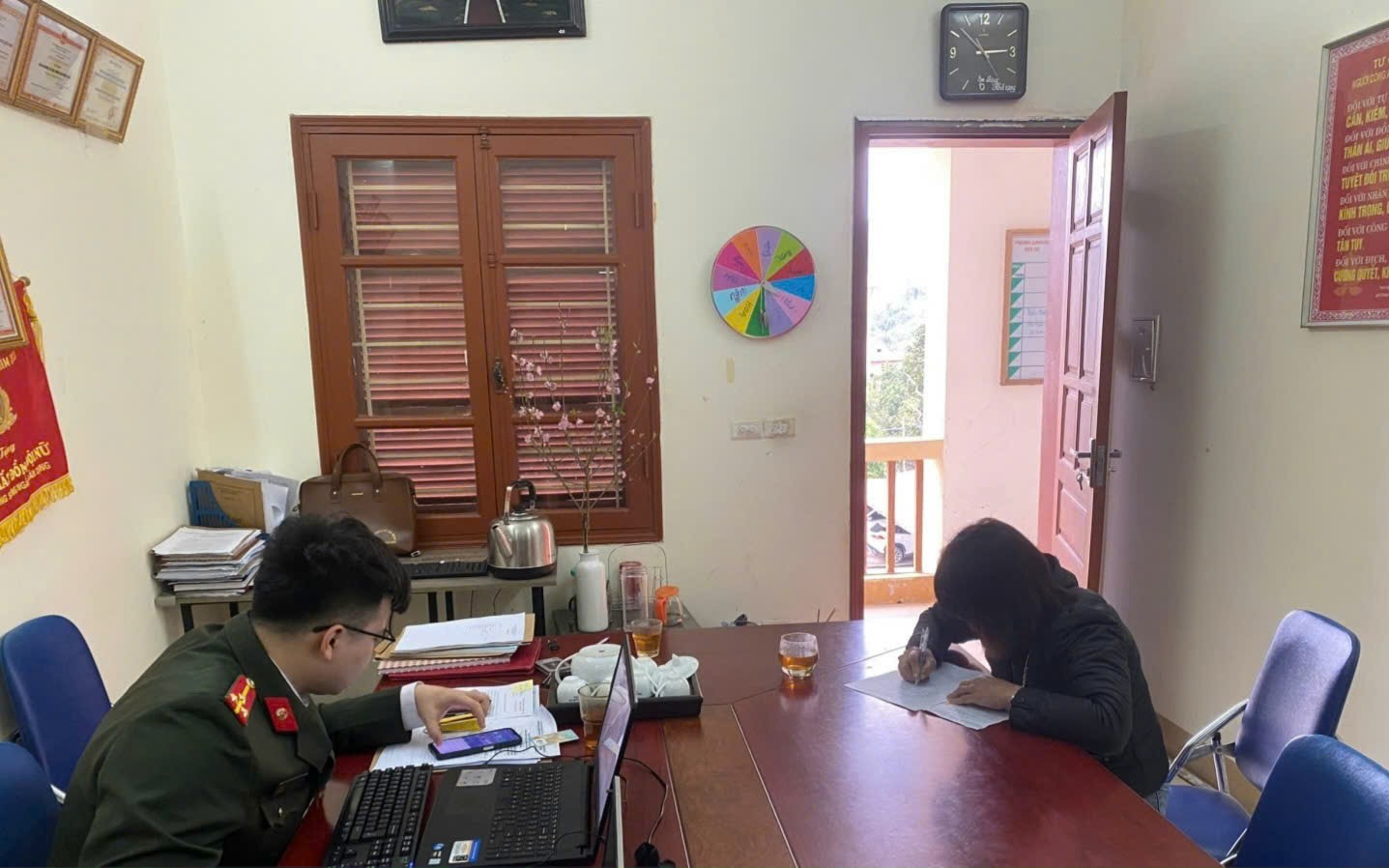 Chia sẻ th&ocirc;ng tin 'chữa bệnh bằng nước', nam thanh ni&ecirc;n bị c&ocirc;ng an triệu tập - Ảnh 2.