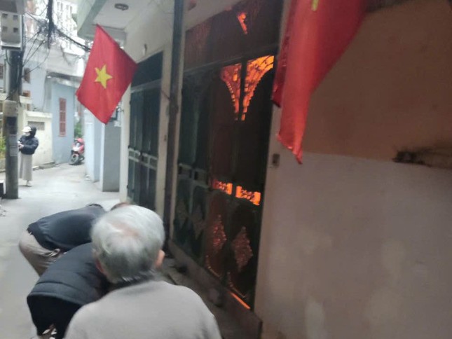 Hà Nội: Kịp thời giải cứu cụ ông 78 tuổi trong đám cháy tại quận Thanh Xuân - Ảnh 1.