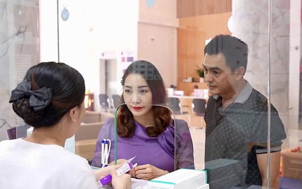 Sau 9 năm ngóng con, Cao Minh Đạt gây chú ý diện mạo con gái 7 tháng tuổi là 'bản sao' của bố - Ảnh 1.