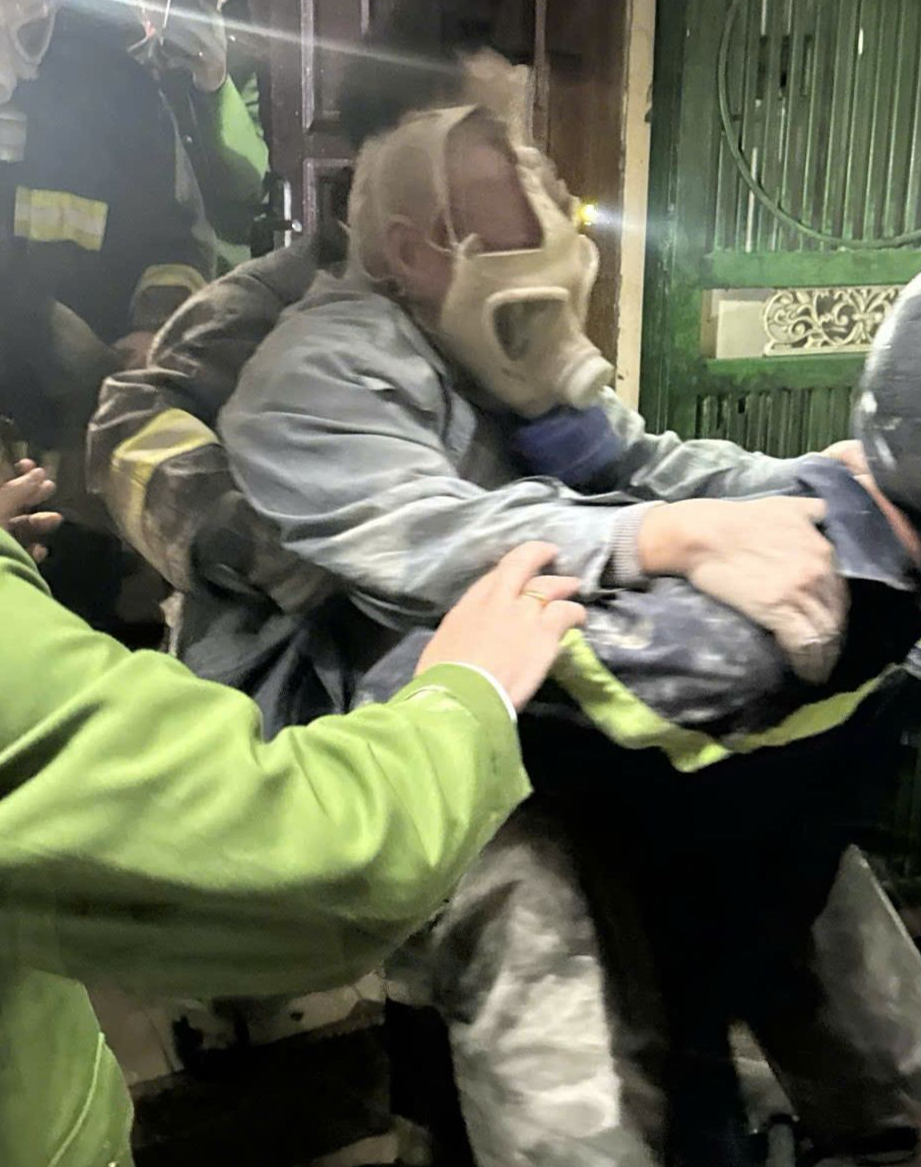 Hà Nội: Kịp thời giải cứu cụ ông 78 tuổi trong đám cháy tại quận Thanh Xuân - Ảnh 2.