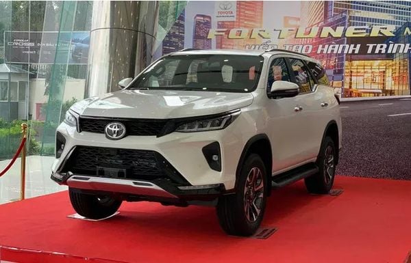 Giá lăn bánh Toyota Fortuner mới nhất đang cực rẻ, Ford Everest, Hyundai Santa Fe lo không so lại doanh số- Ảnh 4.