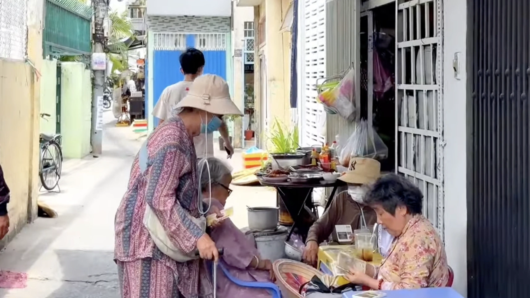 Nữ nghệ sĩ nức tiếng một thời: Tuổi ngoài 70, nhiều bệnh vẫn bán vé số mưu sinh, ở phòng trọ 10m2 - Ảnh 3.