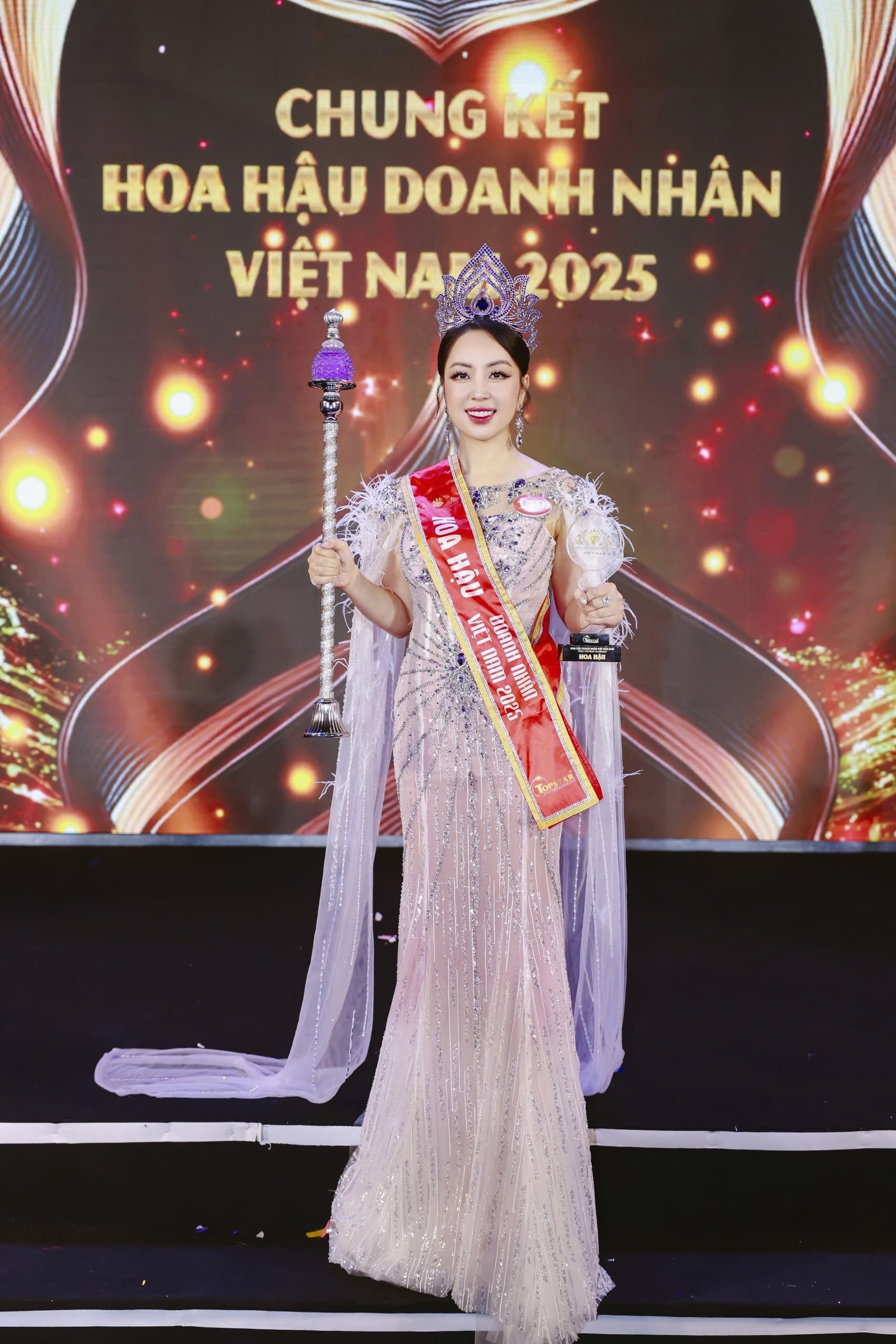 Ca sĩ Ngọc Sơn trao vương miện cho tân Hoa hậu Doanh nhân Việt Nam 2025- Ảnh 9.