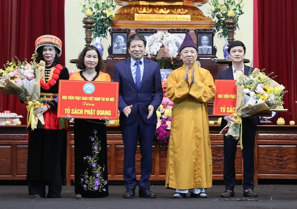 'Tủ sách Phật Quang' đến tay học sinh vùng cao- Ảnh 1. 'Tủ sách Phật Quang' đến tay học sinh vùng cao- Ảnh 1.