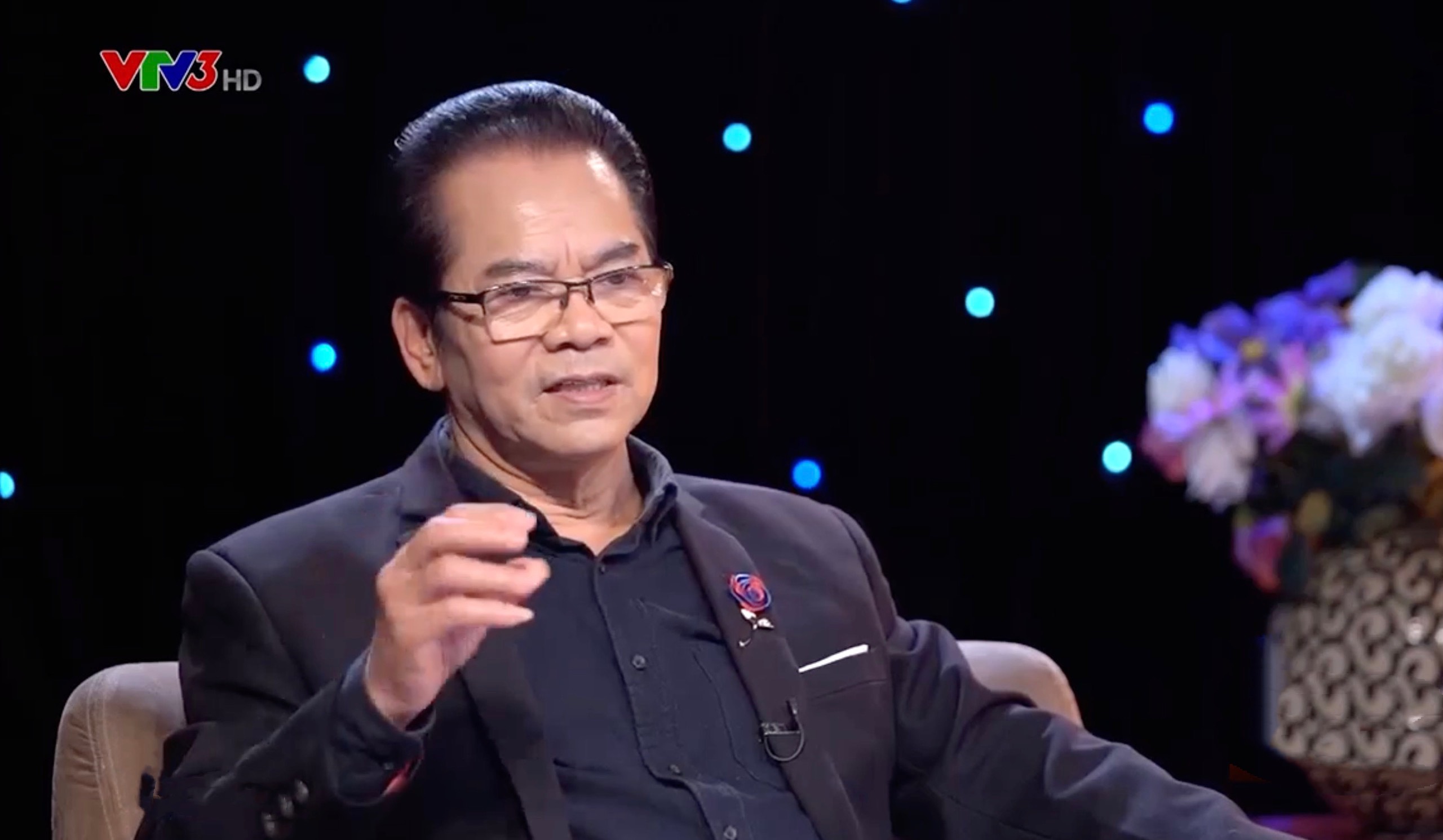 Nam NSND, bố ruột đạo diễn phim hài Tết 'Đại gia chân đất' có cuộc sống ra sao ở tuổi U80? - Ảnh 2.