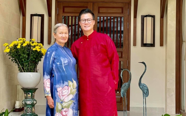 Quang Dũng bật kh&oacute;c trong khoảnh khắc nh&igrave;n mẹ yếu ớt, tiếc v&igrave; con trai kh&ocirc;ng được nh&igrave;n b&agrave; nội lần cuối