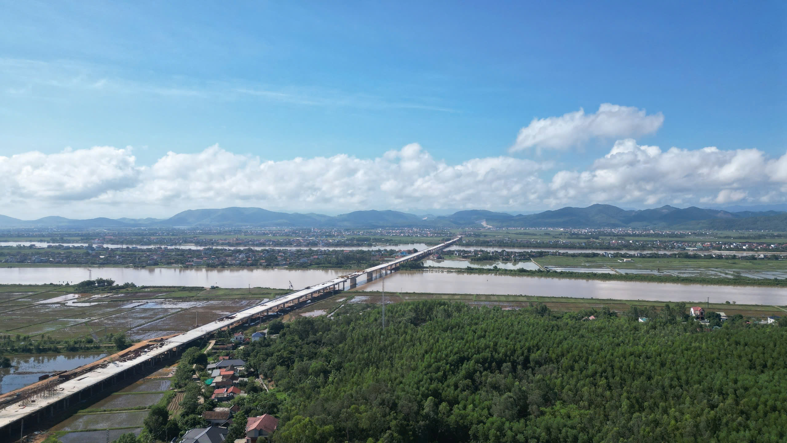 Cận cảnh những khu tái định cư khang trang dọc tuyến cáo tốc Bắc - Nam đoạn qua Quảng Bình - Ảnh 1.