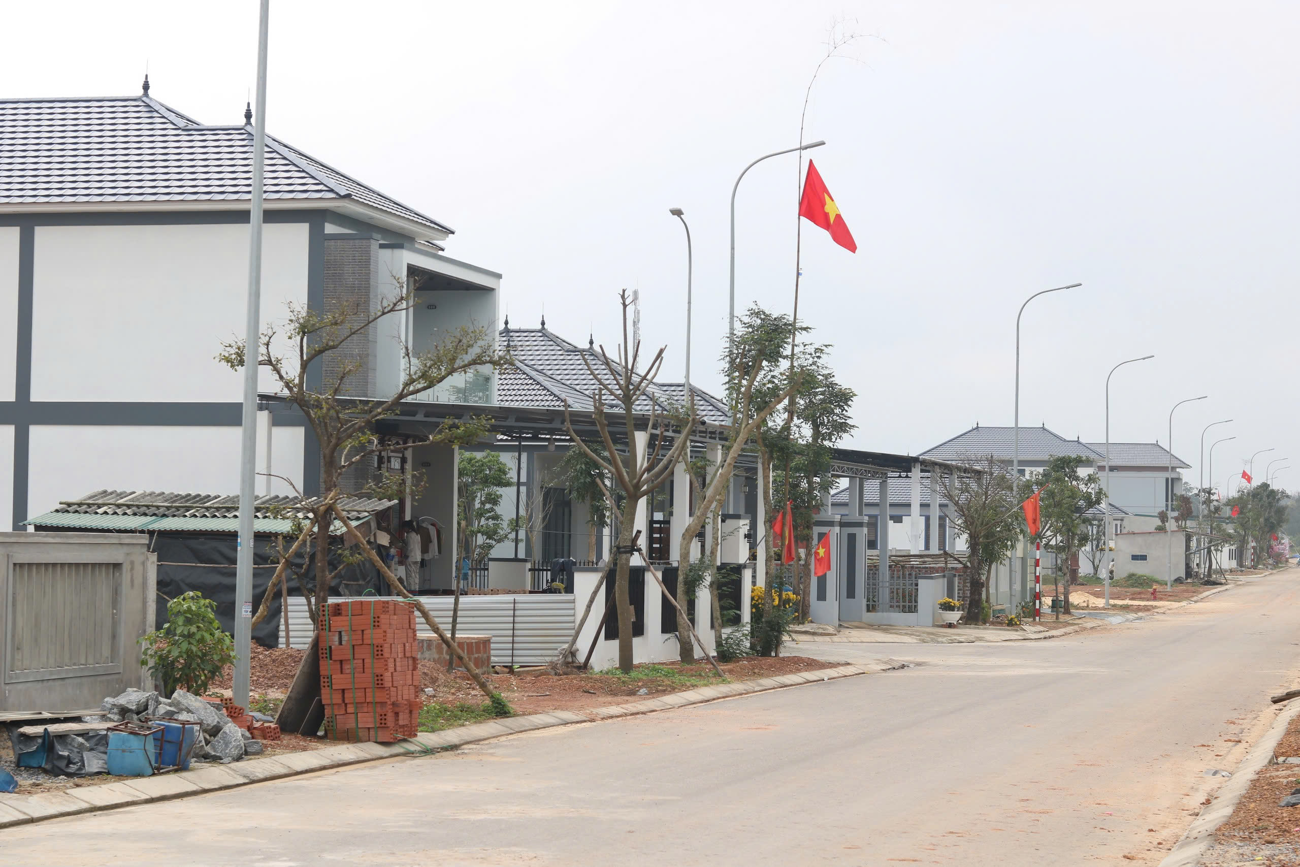 Cận cảnh những khu tái định cư khang trang dọc tuyến cáo tốc Bắc - Nam đoạn qua Quảng Bình - Ảnh 4.
