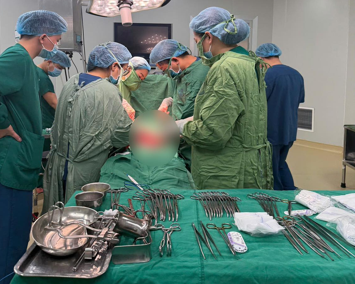 Người phụ nữ 43 tuổi vừa mang thai con nặng 4kg vừa có khối u xơ tử cung gần 3kg - Ảnh 1.