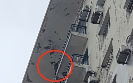Hà Nội: Tước dao, khống chế nam thanh niên có ý định tự tử trên cầu Chương Dương - Ảnh 2. Hà Nội: Tước dao, khống chế nam thanh niên có ý định tự tử trên cầu Chương Dương - Ảnh 2.