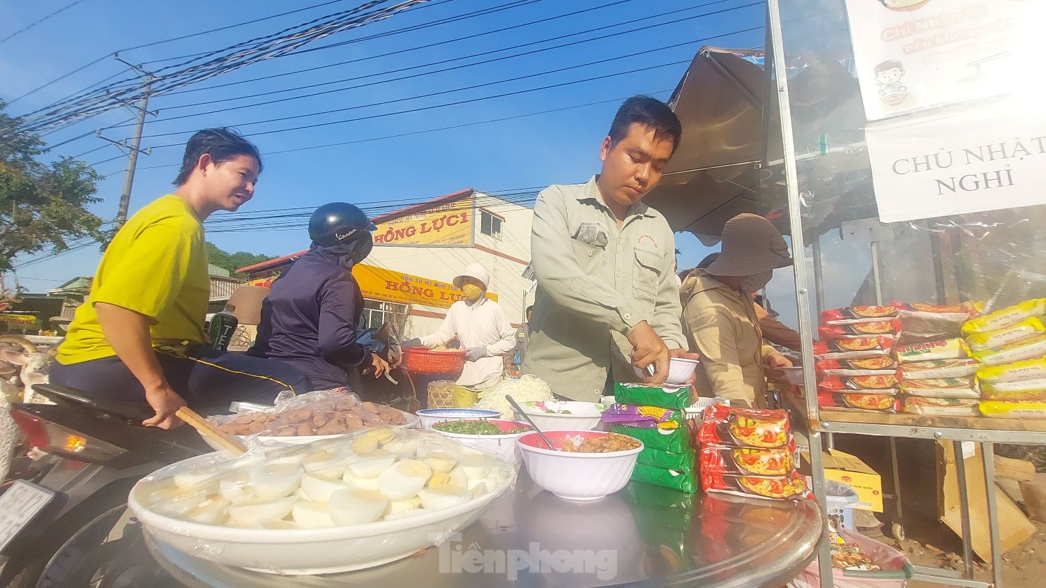 Quán mì 'độc lạ' chỉ 1.000 đồng/bát, 'nếu không có tiền xin trả nụ cười' - Ảnh 2.