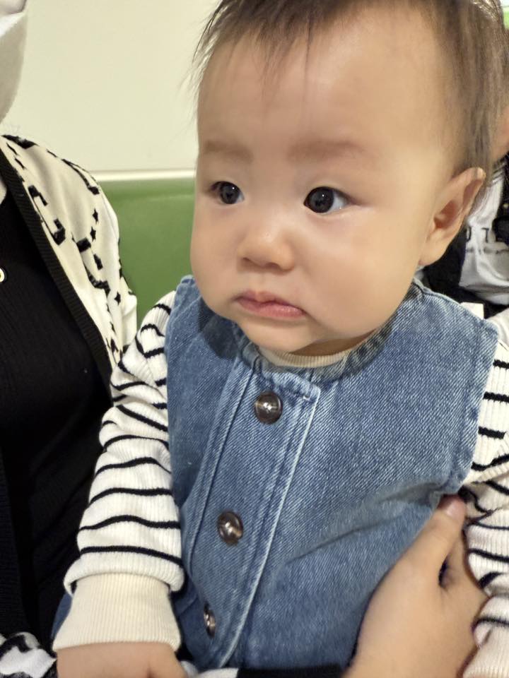 Cặp song sinh nhà Phương Oanh - Shark Bình đi tiêm cũng gây sốt vì quá ngộ nghĩnh - Ảnh 3.