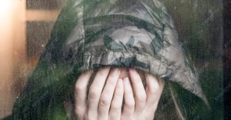 Vết sẹo tr&ecirc;n mặt con g&aacute;i hằn nỗi đau thương về người bố l&uacute;c tỉnh, l&uacute;c say