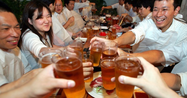 Họp lớp cấp 3, thấy bạn thân mặc áo sờn vai, tôi bàng hoàng nhận ra: Phẩm giá một người được tạo nên bởi công việc của họ