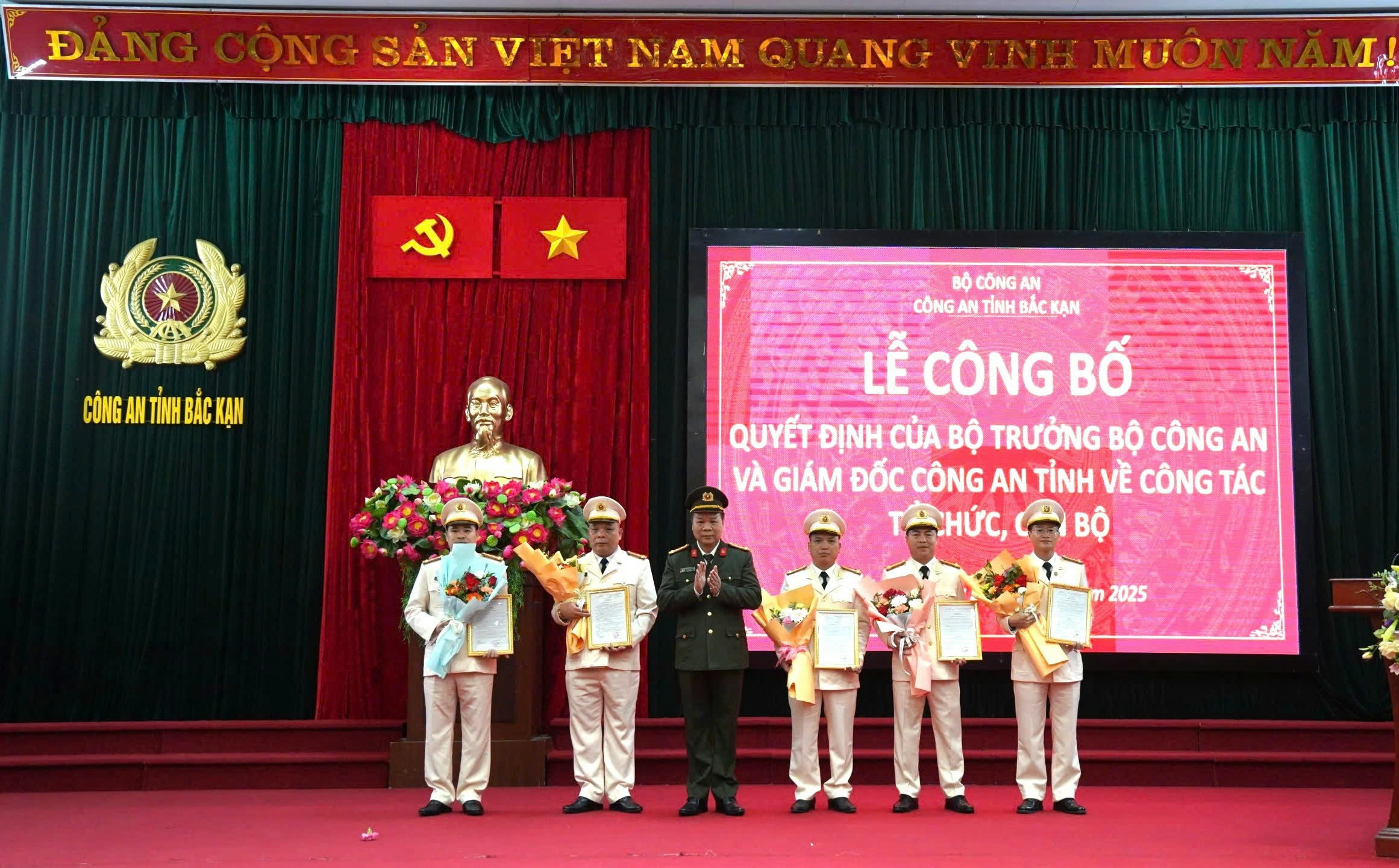 Bắc Kạn: Có 700 cán bộ cấp đội và chiến sĩ thuộc các huyện, thành phố về công tác tại Công an xã - Ảnh 2. Bắc Kạn: Có 700 cán bộ cấp đội và chiến sĩ thuộc các huyện, thành phố về công tác tại Công an xã - Ảnh 2.