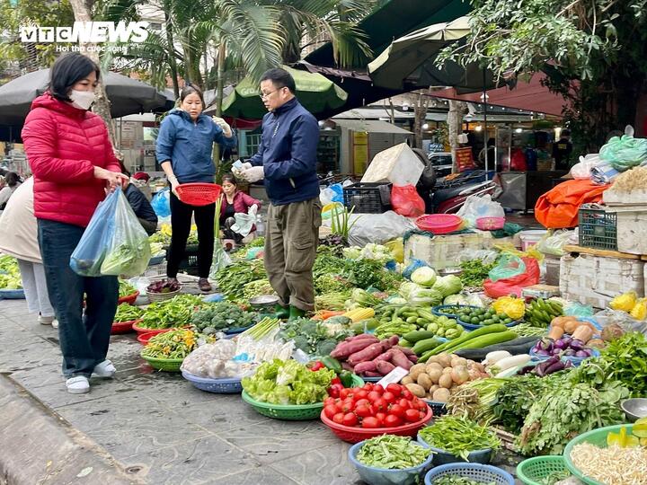 Nguyên liệu ở chợ ngày càng đắt đỏ, quán ăn tăng giá đến 10.000 đồng/suất - Ảnh 2.