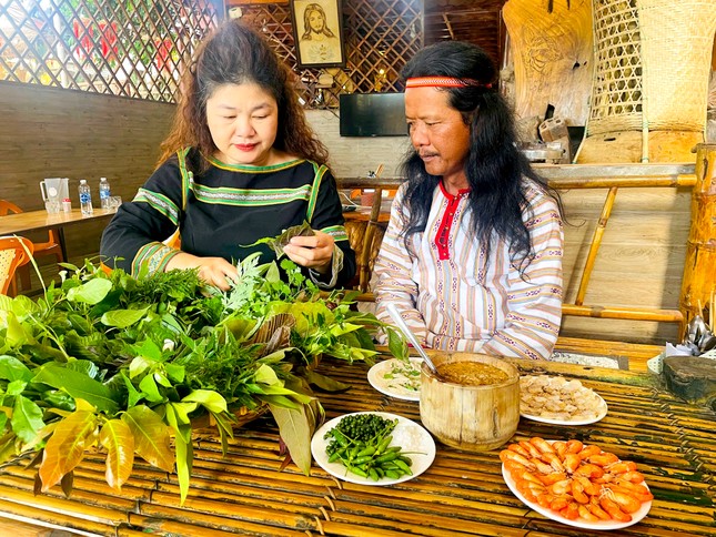 Món gỏi toàn lá 'gây nghiện' ở Kon Tum - Ảnh 4.