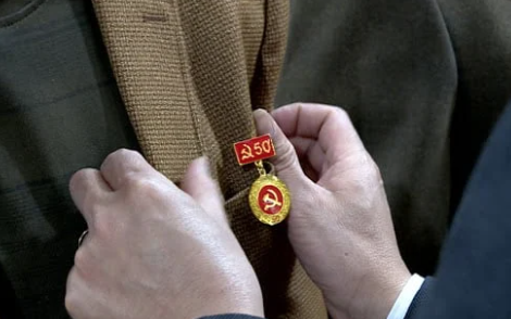 Mức thưởng Huy hiệu Đảng 2025 l&ecirc;n tới 35 triệu đồng theo hệ số lương mới