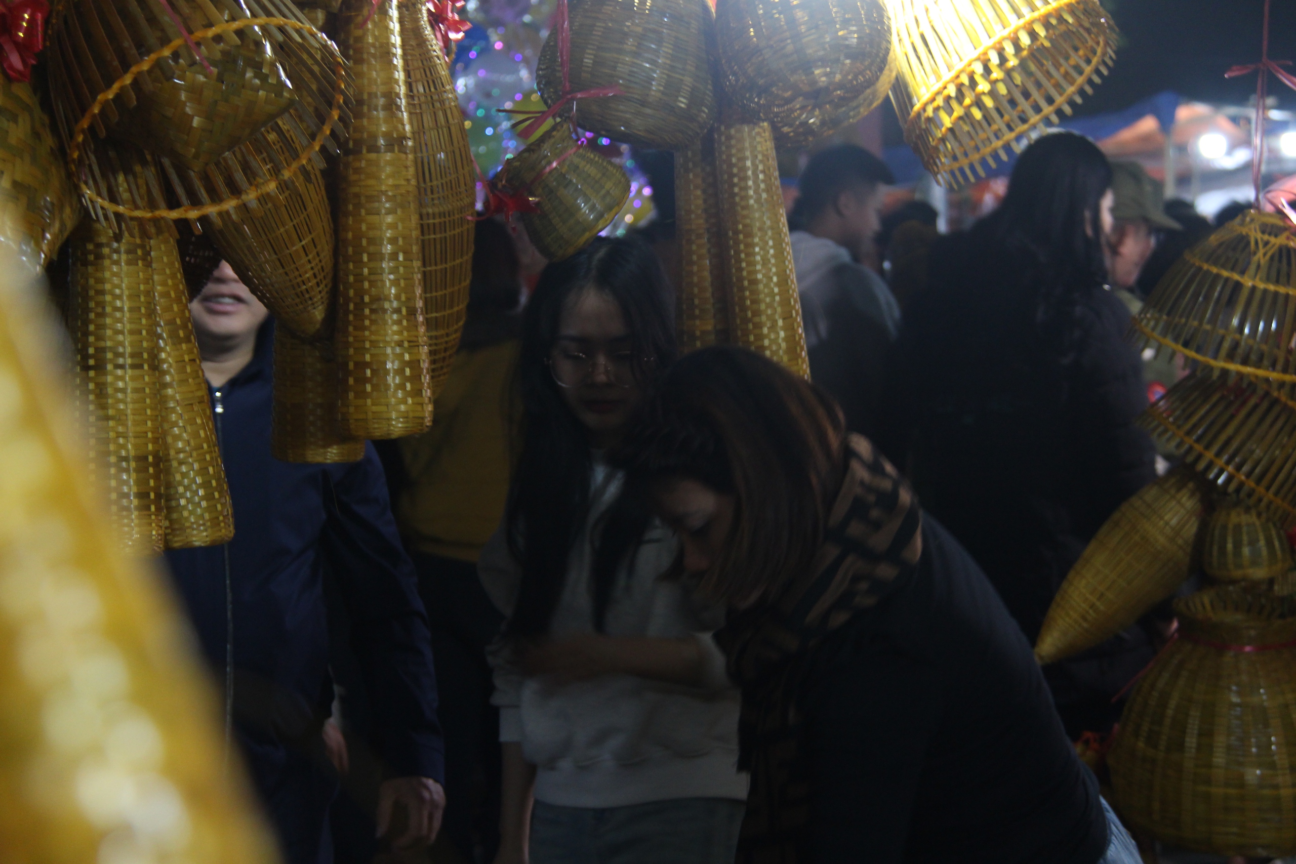 00h chợ Viềng ở Nam Định đông kín người dưới ánh đèn lung linh- Ảnh 7.