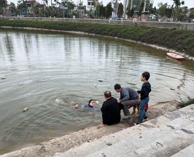 Nữ doanh nhân nhảy xuống hồ cứu 3 trẻ đuối nước: Trước đó vừa đi viện về, sức khỏe yếu hơn sau sự việc - Ảnh 1.