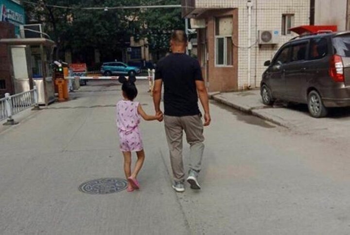 Con gái càng lớn càng không giống cha, chồng nghi vợ ngoại tình đòi xét nghiệm ADN và cái kết bất ngờ- Ảnh 1.