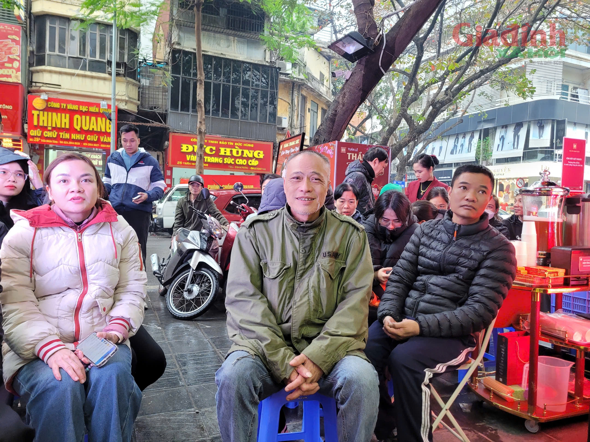 Không mua vàng cầu may, nhiều người xếp hàng chờ bán vàng để chốt lãi, 'lấy lộc' đầu năm- Ảnh 2.