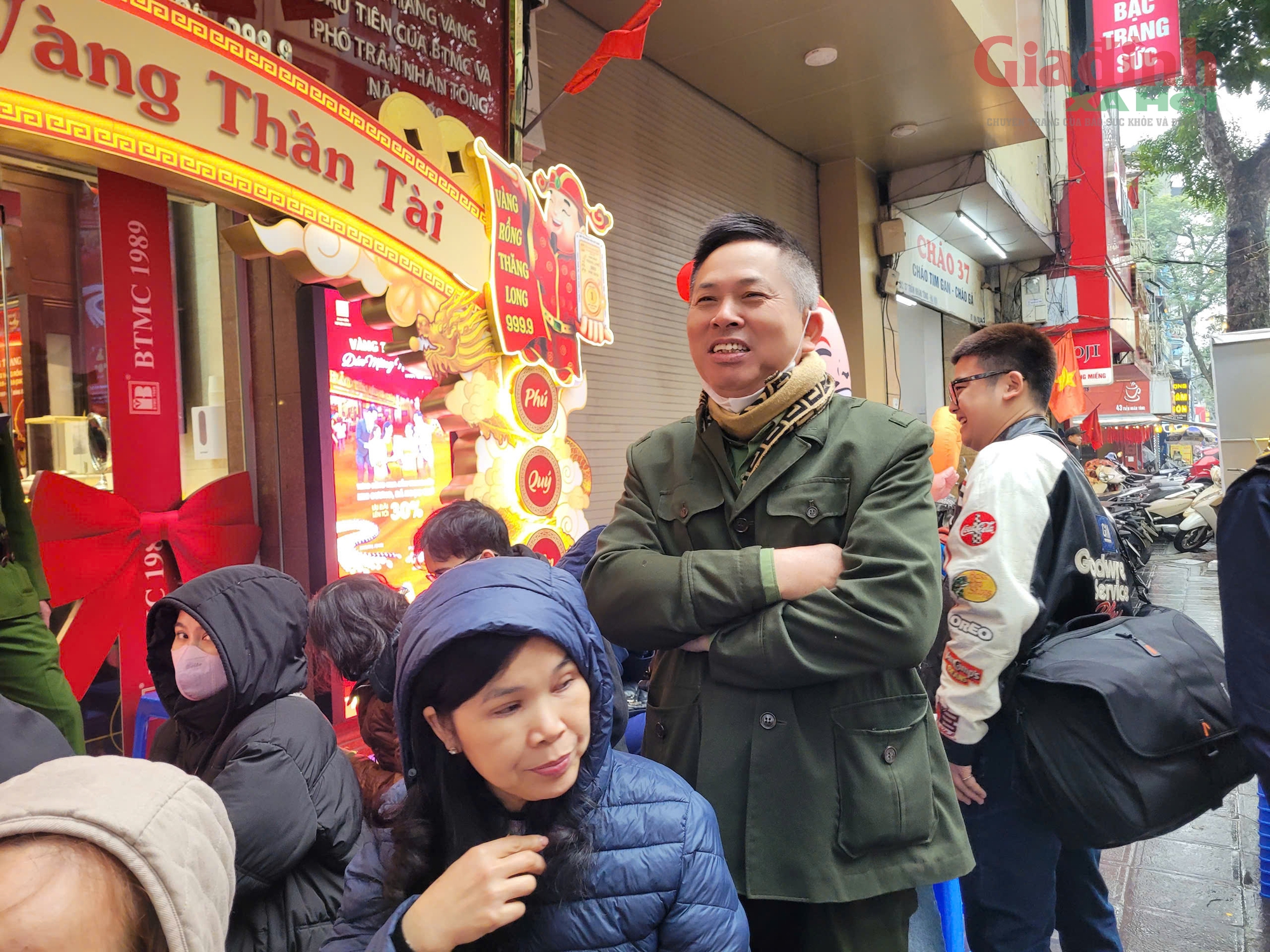 Không mua vàng cầu may, nhiều người xếp hàng chờ bán vàng để chốt lãi, 'lấy lộc' đầu năm- Ảnh 3.