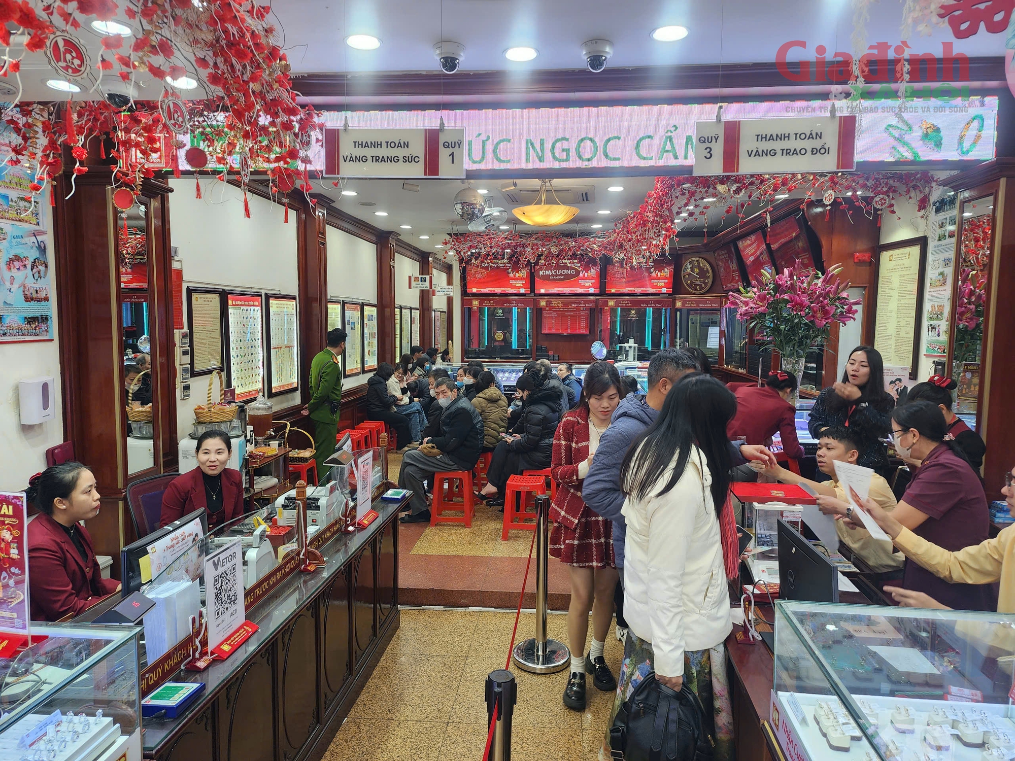 Không mua vàng cầu may, nhiều người xếp hàng chờ bán vàng để chốt lãi, 'lấy lộc' đầu năm- Ảnh 4.