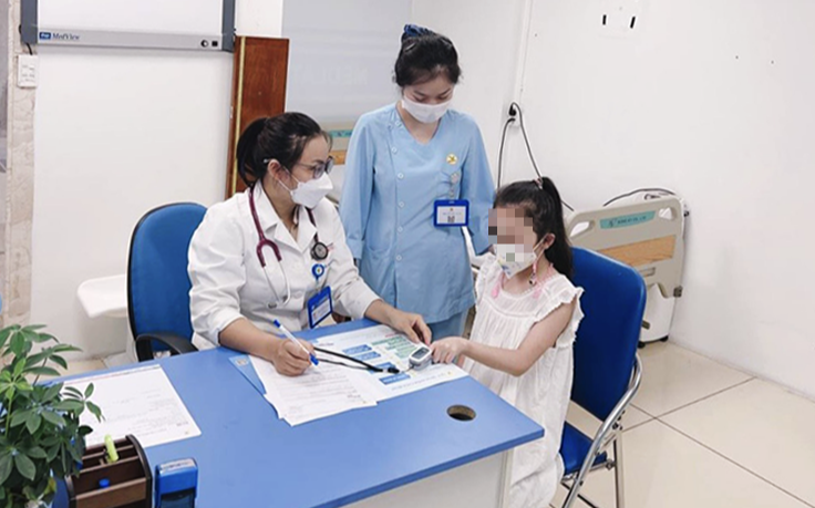 3 chị em trong một gia đình ở Hà Nội mắc cúm A, 2 trẻ biến chứng viêm phổi- Ảnh 1.