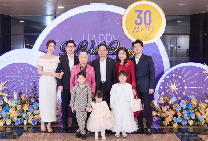 Mẹ chồng Đỗ Mỹ Linh diện chiếc túi da cá sấu bạch tạng trị giá hàng tỷ đồng trong sinh nhật con trai - Ảnh 2.