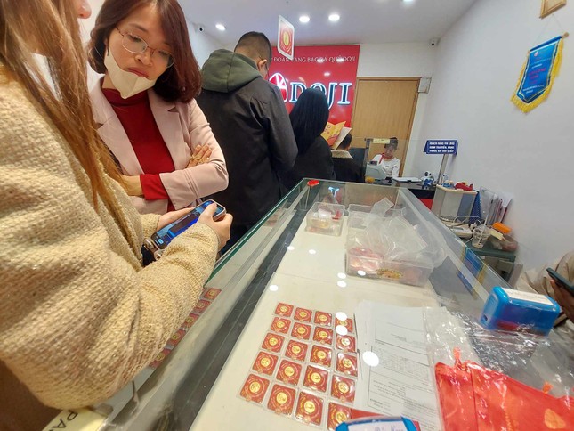 Chủ hiệu vàng lâu năm chia sẻ kinh nghiệm mua bán vàng khi giá tăng sốc trước ngày Thần Tài để không thiệt thòi- Ảnh 2.