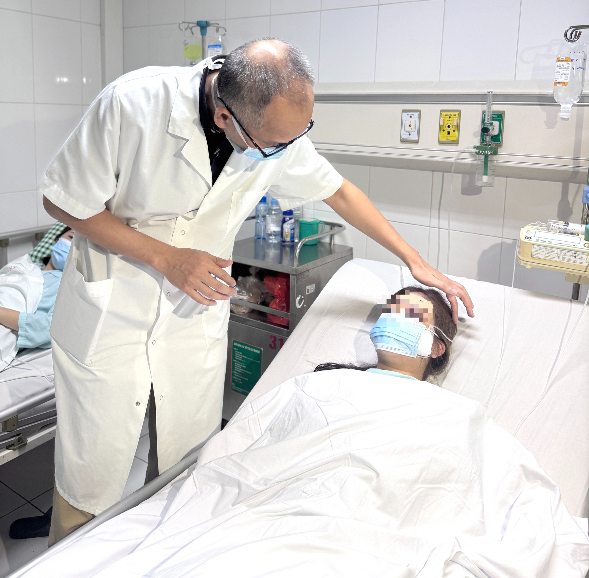 Cô gái 29 tuổi ở Hà Nội mù vĩnh viễn do tiêm filler tại nhà- Ảnh 1.