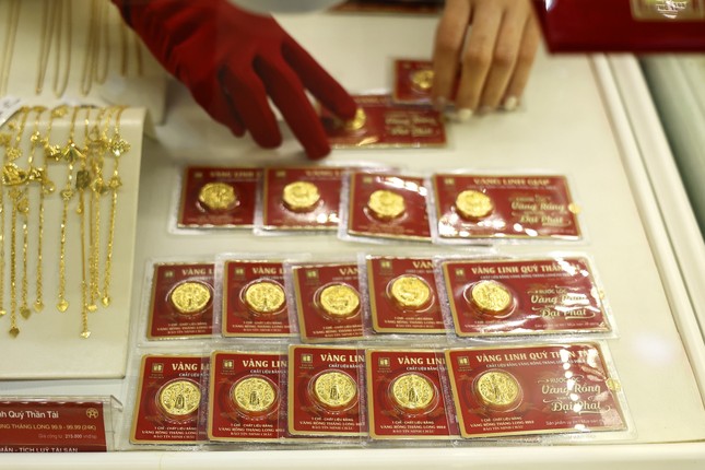 Giá vàng hôm nay 7/2: Vàng SJC và nhẫn vọt lên 90 triệu đồng ngày Vía Thần Tài- Ảnh 2.