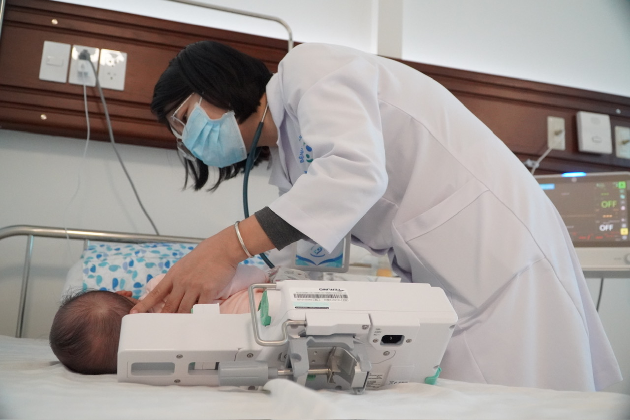 Dấu hiệu trẻ mắc cúm nặng, bố mẹ cần cho đi viện gấp- Ảnh 1.