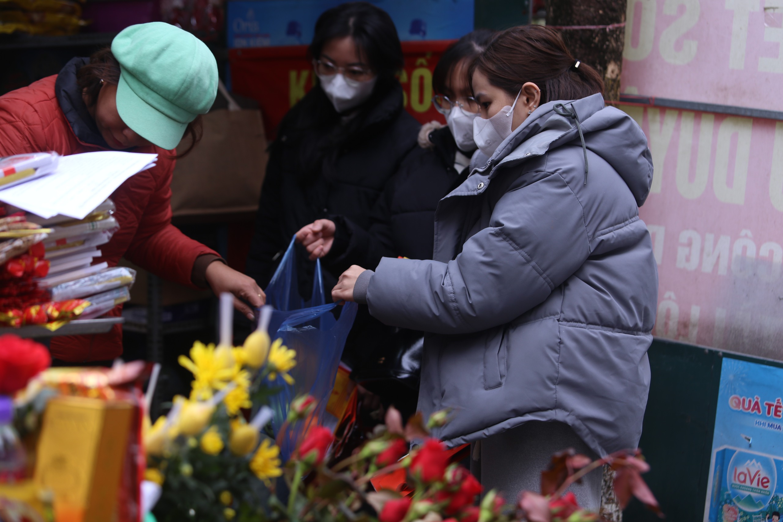 Giới trẻ nô nức đến chùa Hà, Hà Nội cầu duyên trước ngày 14/2 - Ảnh 2.