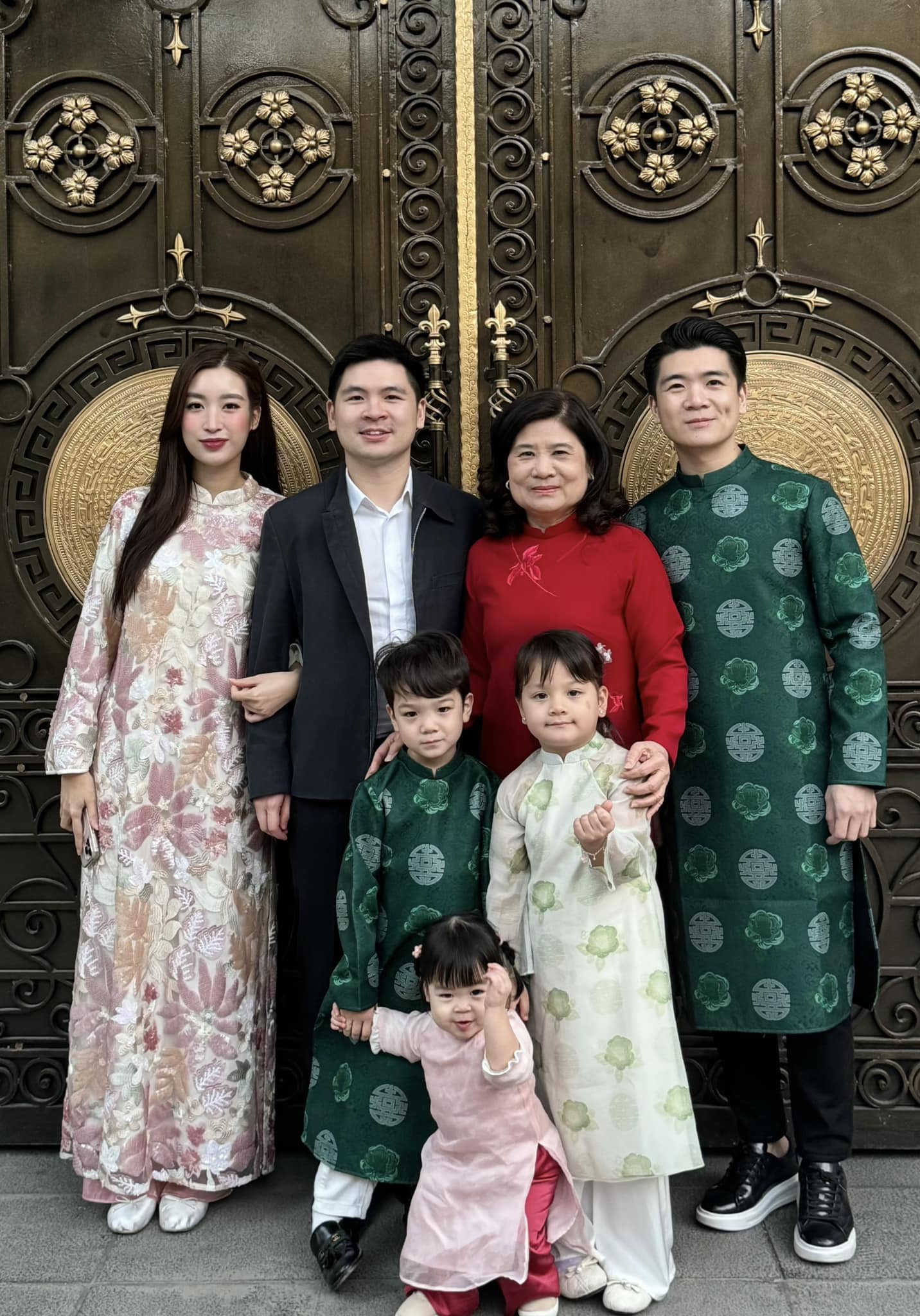 Nhà chồng Hoa hậu Đỗ Mỹ Linh khiêm tốn 'check in' ở cánh cổng vẫn khiến khán giả choáng vì quá giàu - Ảnh 2.