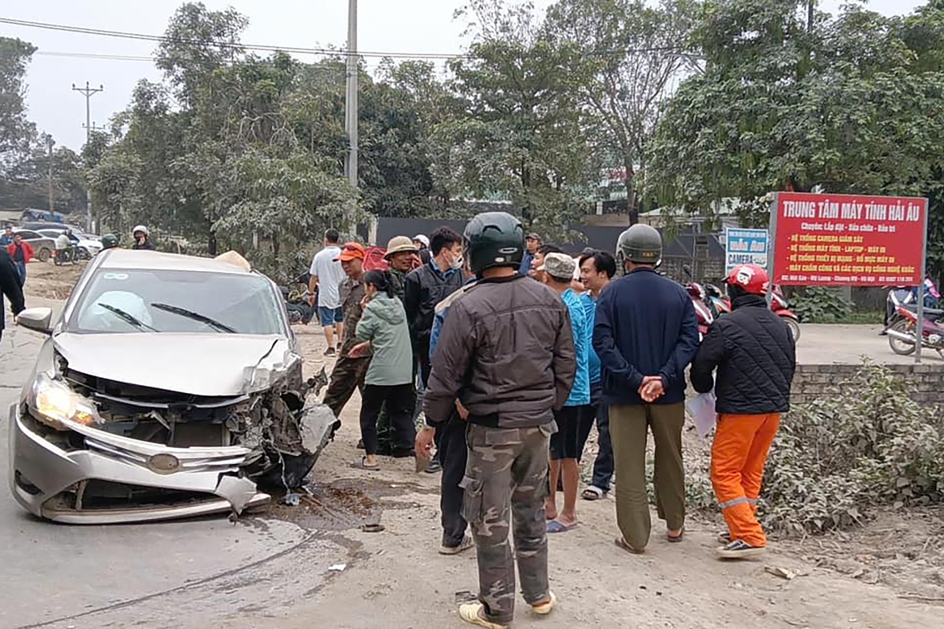 Tai nạn liên hoàn ở Hà Nội, xe đầu kéo lật chắn ngang đường - Ảnh 4.