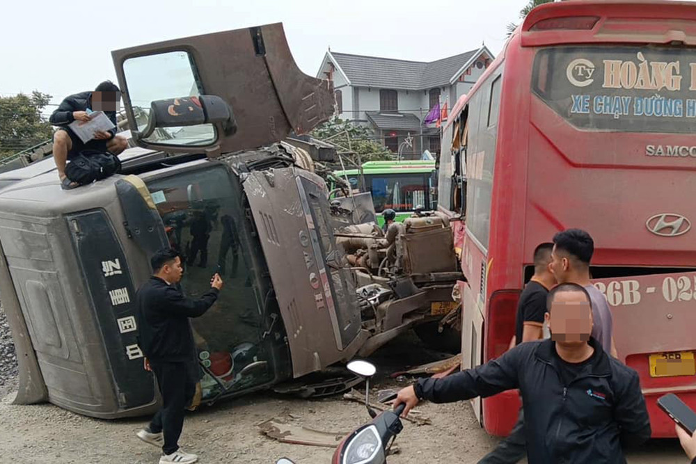 Tai nạn liên hoàn ở Hà Nội, xe đầu kéo lật chắn ngang đường - Ảnh 2.