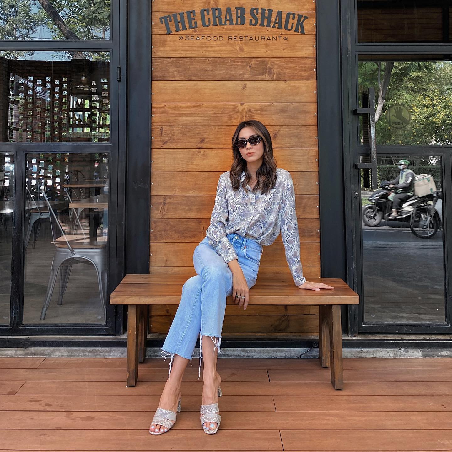 Khuyên chân thành phụ nữ U40 đừng cầu kỳ khi mặc quần jeans, phối đồ đơn giản thế này mới chạm đỉnh cao tinh tế- Ảnh 6.