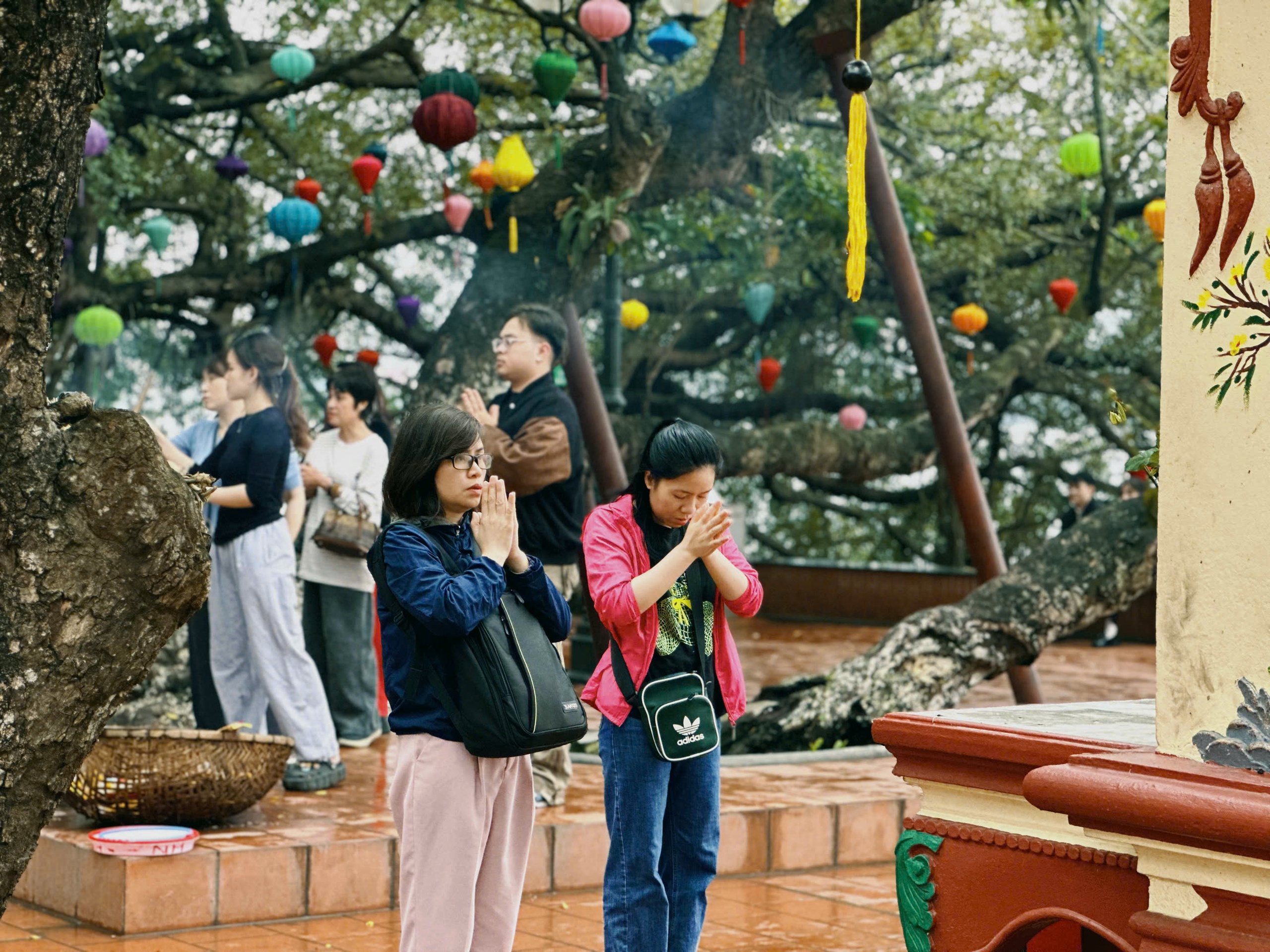 Thời tiết mưa phùn khó chịu, người dân vẫn nô nức đi Phủ Tây Hồ cầu may- Ảnh 10.