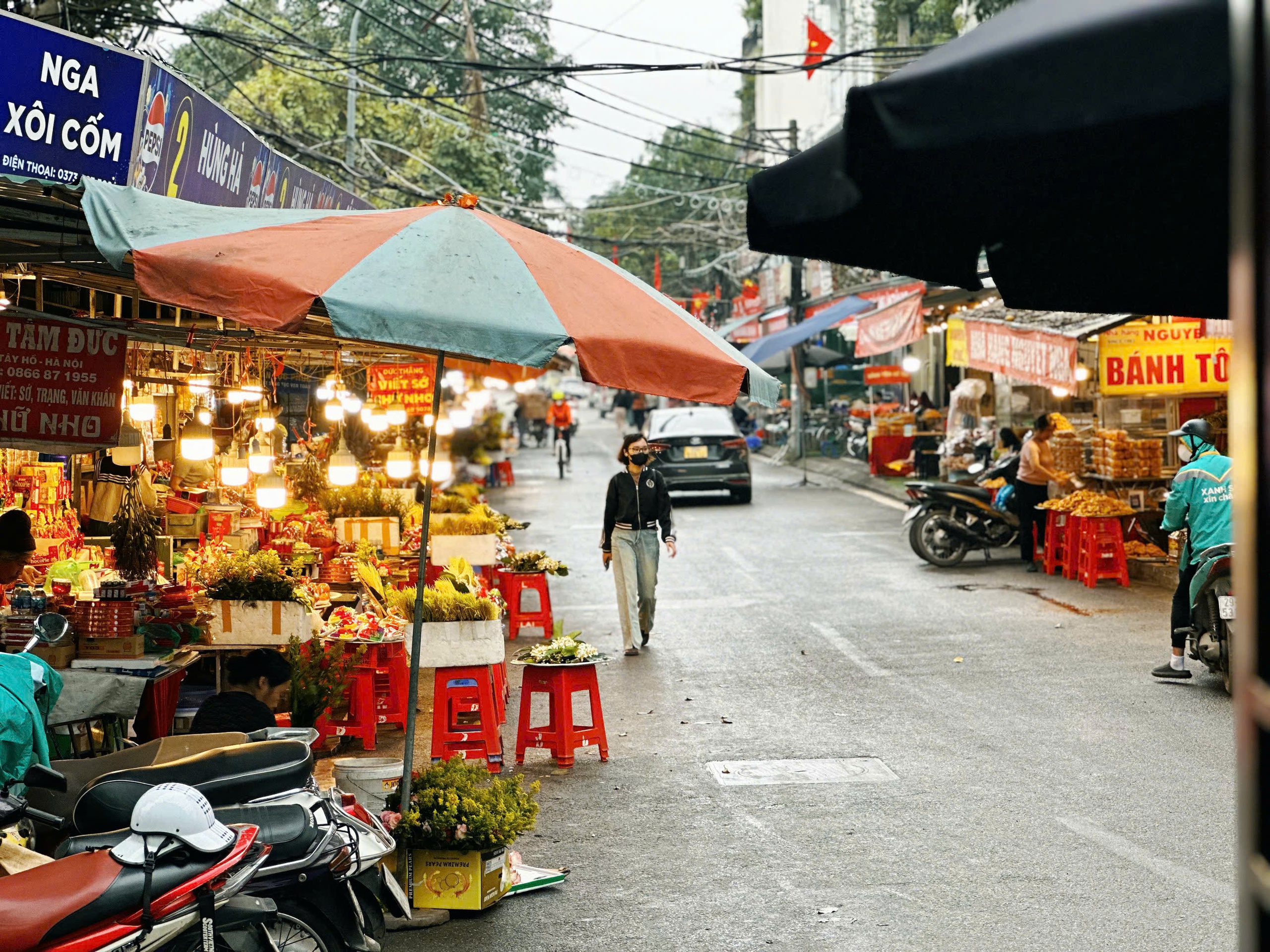 Thời tiết mưa phùn khó chịu, người dân vẫn nô nức đi Phủ Tây Hồ cầu may- Ảnh 30.