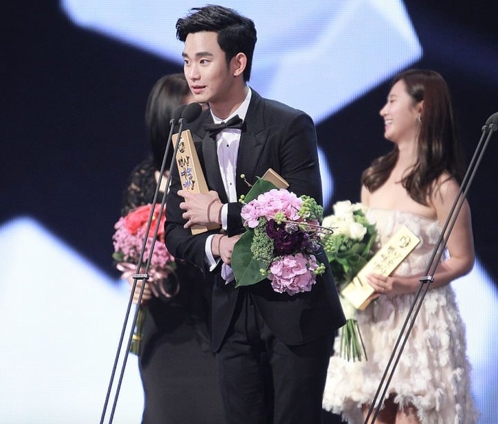 Kim Soo Hyun: Từ người mẫu nội y đến ông hoàng cát-sê và thần tượng sụp đổ - Ảnh 4.