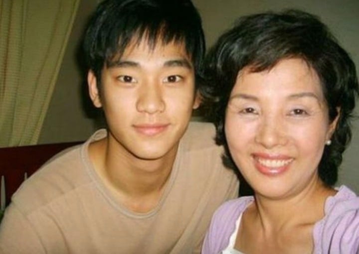 Kim Soo Hyun: Từ người mẫu nội y đến ông hoàng cát-sê và thần tượng sụp đổ - Ảnh 1.