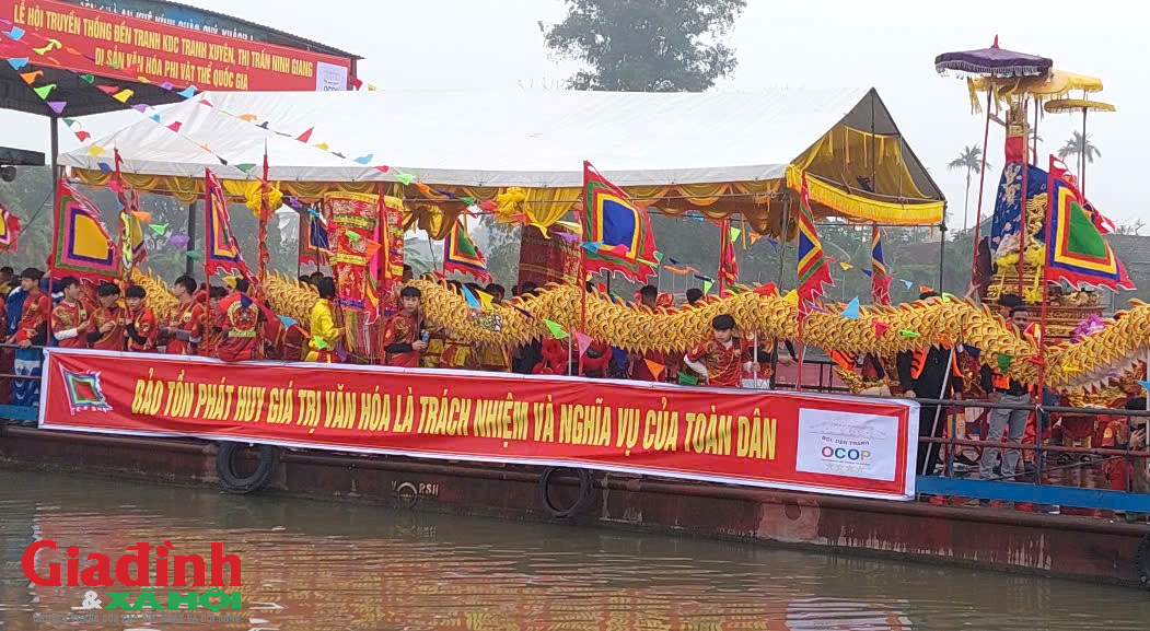 Những hiện tượng kỳ bí về nghi thức xin nước thiêng ngã ba sông ở Lễ hội đền Tranh- Ảnh 1.