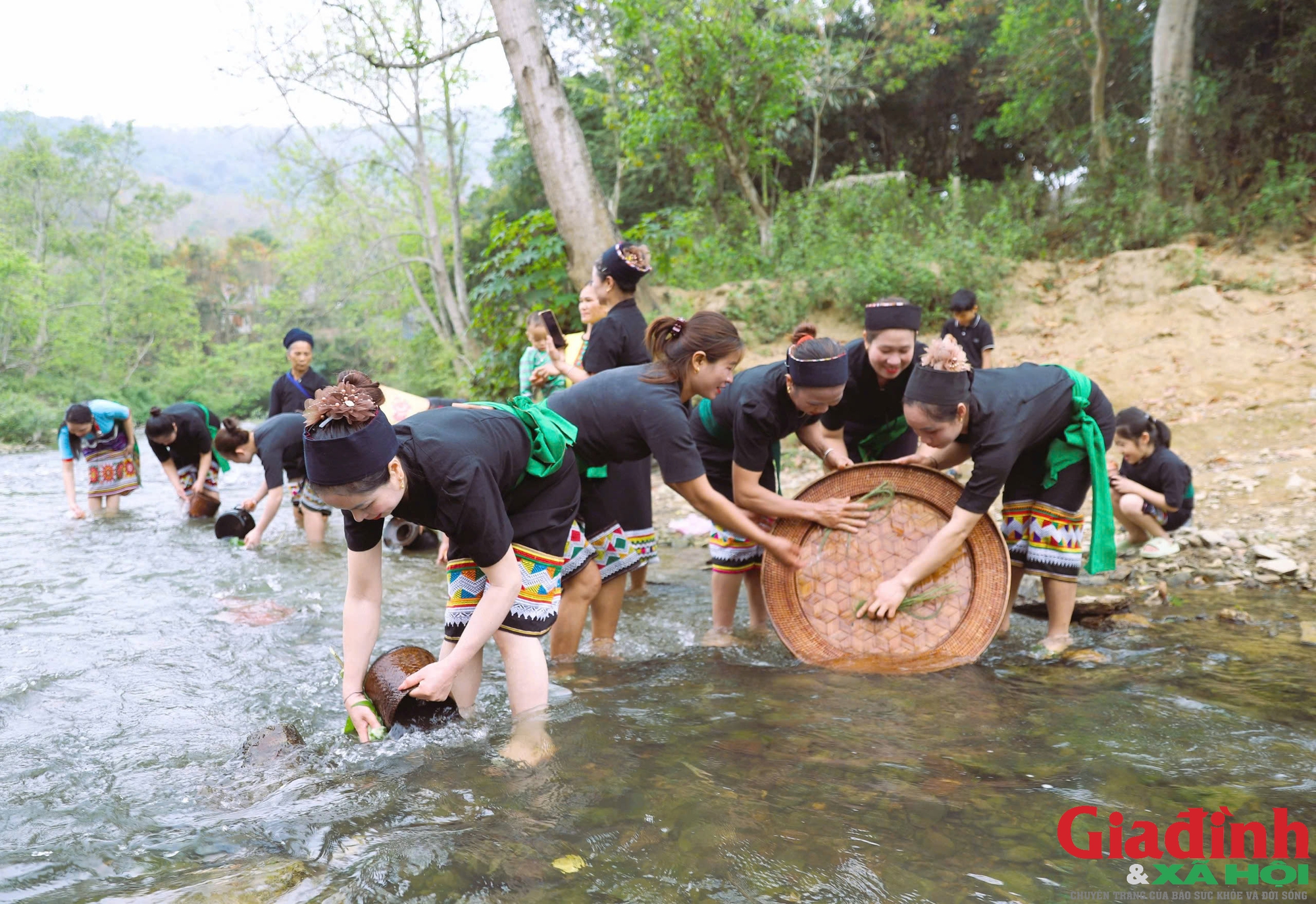 Bí ẩn lễ đón năm mới bằng tiếng sấm của dân tộc ít người nhất Việt Nam- Ảnh 6.