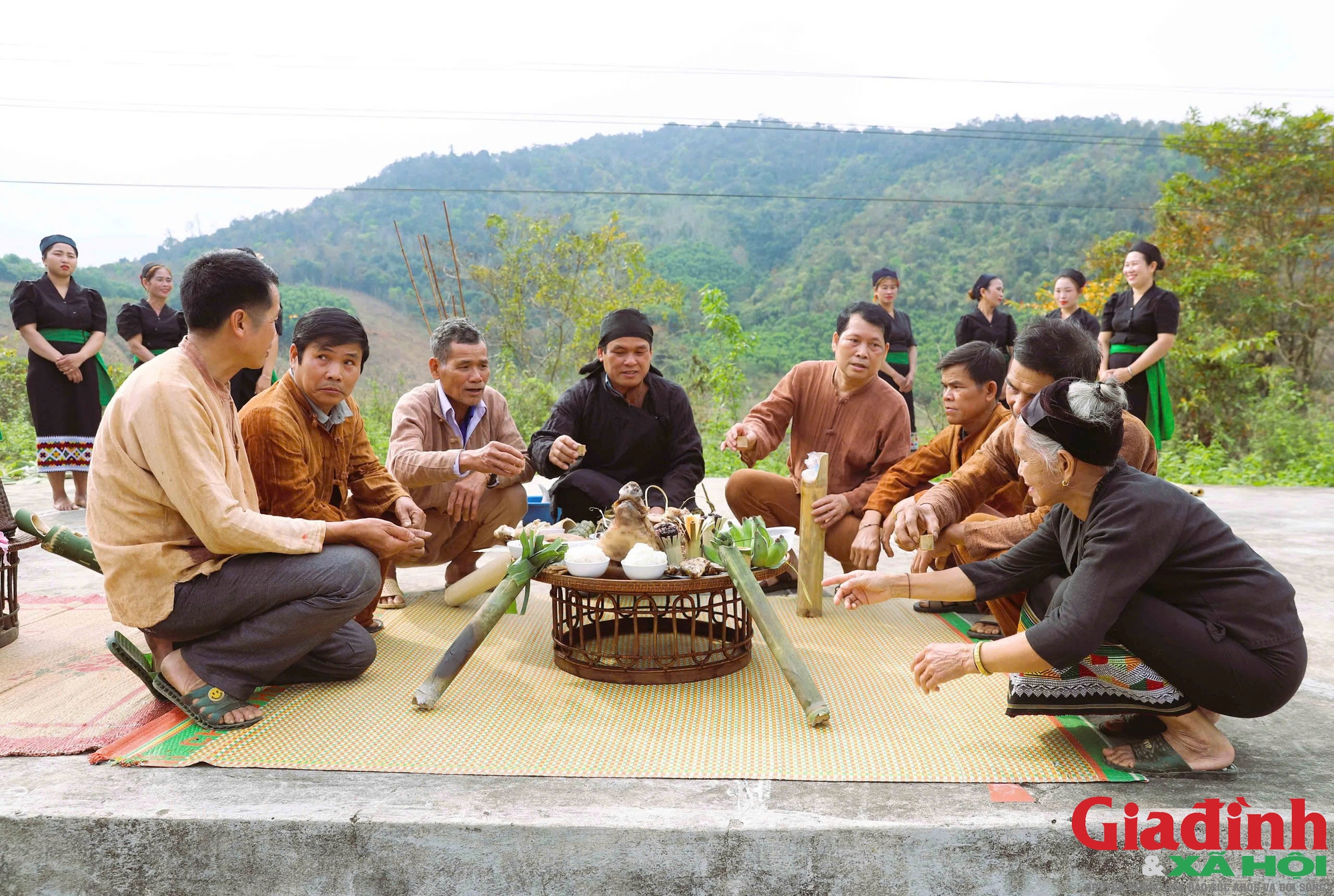 Bí ẩn lễ đón năm mới bằng tiếng sấm của dân tộc ít người nhất Việt Nam- Ảnh 11.