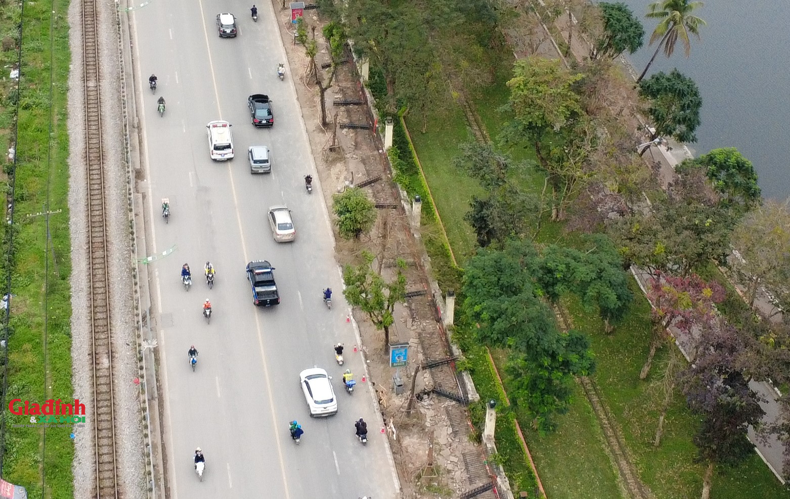 Hà Nội: Khẩn trương cải tạo vỉa hè, hạ giải rào sắt quanh công viên Thống Nhất - Ảnh 3.