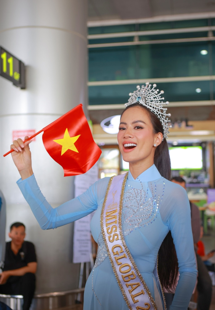 Sau đăng quang Miss Global, Như Vân khóc nức nở khi về nước