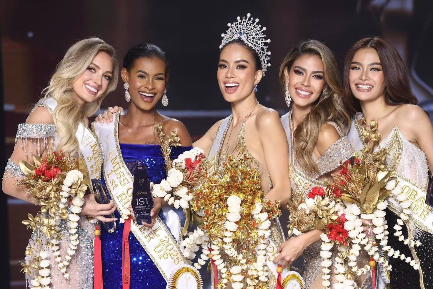 Sau đăng quang Miss Global, Như Vân khóc nức nở khi về nước - Ảnh 5.