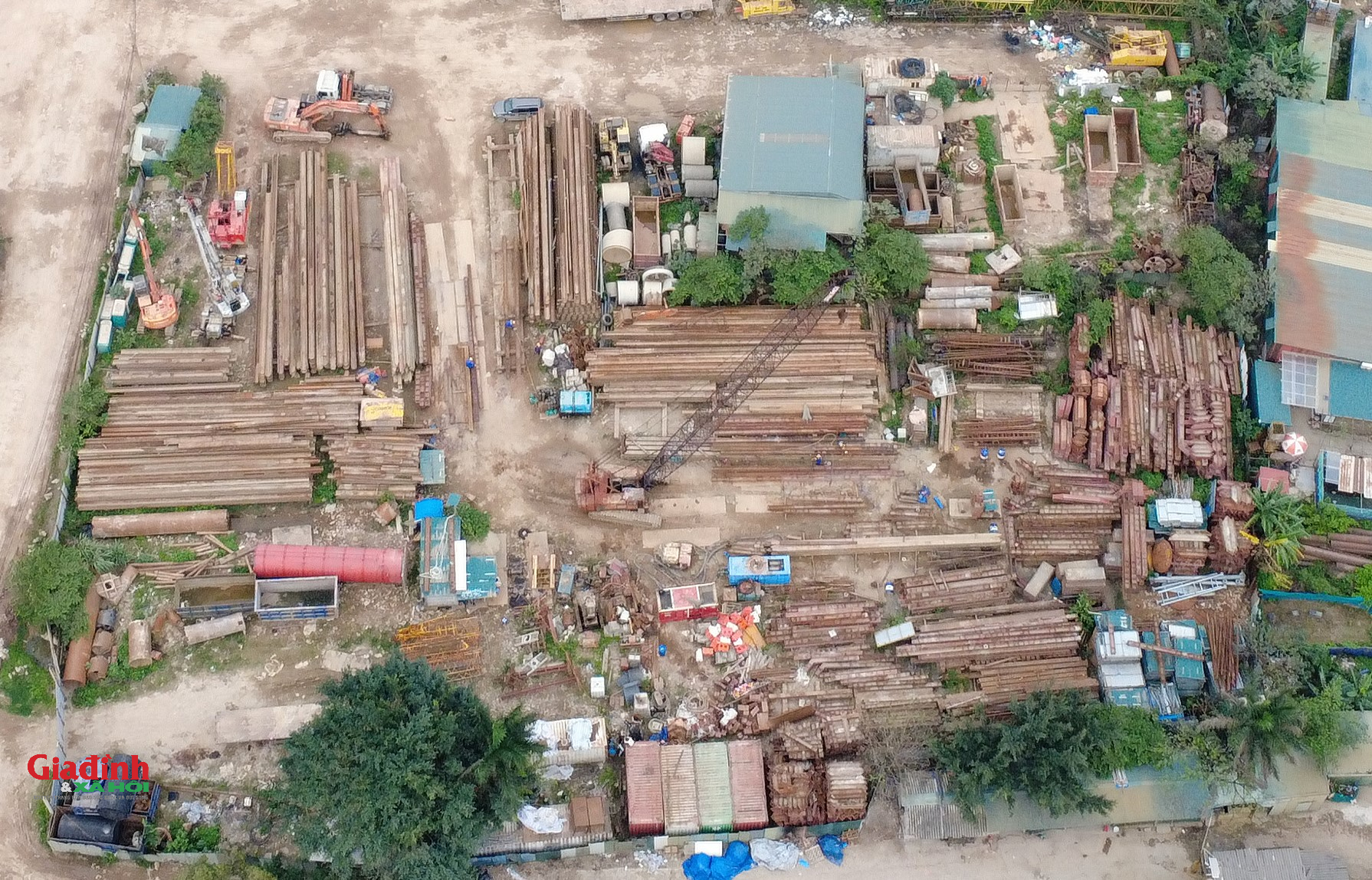 Loạt kho bãi, nhà xưởng mọc lên 'như nấm' trên khu đất dự án ga Ngọc Hồi- Ảnh 4.